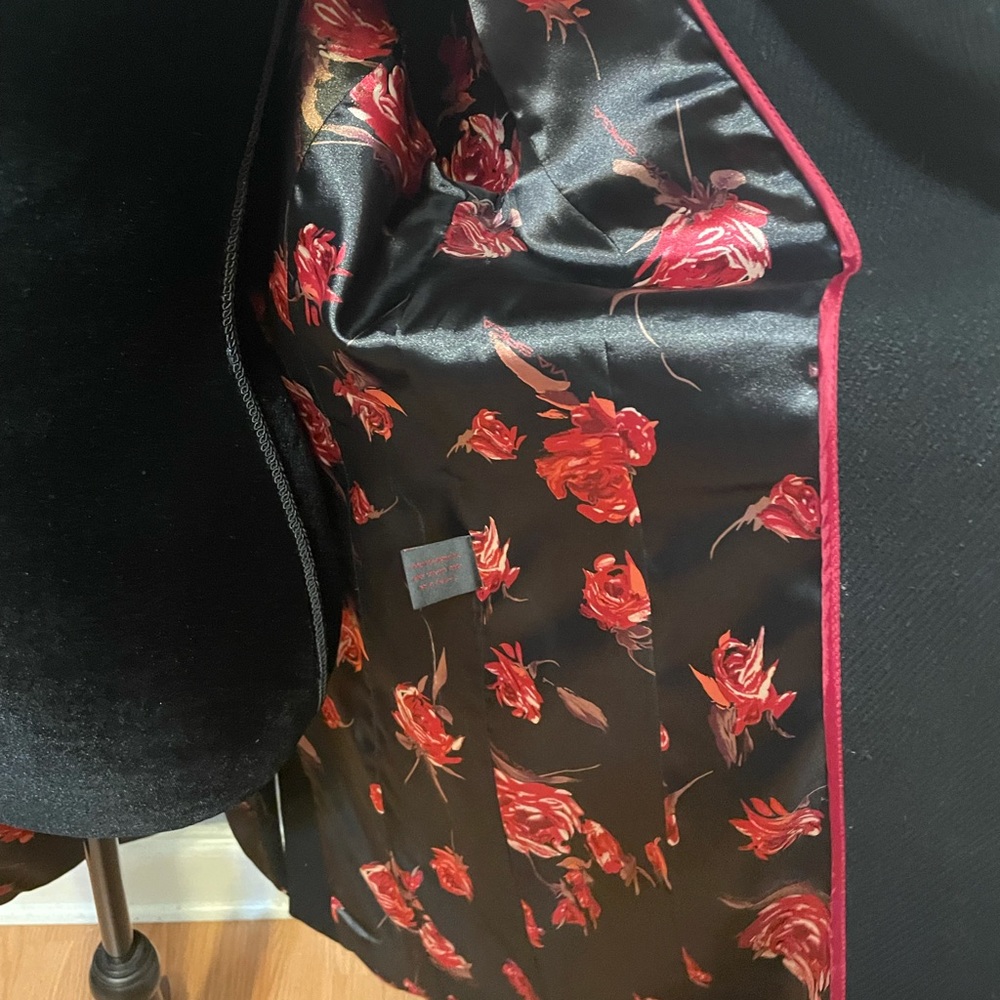 Beautiful coat - Picture 2 of 4